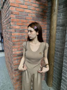 Slimming Almond Chocolate Mousse Knit T-Shirt for Women Summer Style U-Neck Short Sleeve Top in Solid Color