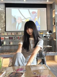 เสื้อยืดแขนสั้นผู้หญิงสีเทาสไตล์อเมริกัน ทรงสลิมฟิต เสื้อผ้าทำงานฤดูร้อน สไตล์หวานและเผ็ดร้อน แฟชั่นเสื้อผ้าทำงาน