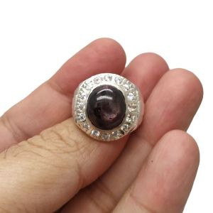 - แหวน เงินแท้ 92.5% งานขึ้นมือ ฝังพลอยทับทิมแท้เหลือบสตาร์ สีมะเหมี่ยวเข้ม ทรงหลังเบี้ยเม็ดใหญ่ หนักประมาณ 10 กะรัต ขนาด 10×12 มิล 1 เม็ด และฝังล้อมด้วยเพชรสวิส cz เกรด 5A ด้านข้างแหวนลายสายนาฬิกา หน้าแหวนกว้าง 1.8 ซม. หนัก 8 กรัม ดีไซน์สวย แข็งแรง เคลือ