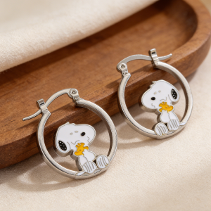 Bandai | Bông Tai Snoopy Huggie Hoop Dễ Thương Màu Bạc Nhẹ Trang Sức Men Tráng Men Dành Cho Bé Gái & Những Người Yêu Thích Snoopy Hoạt Hình ACG Trang Trí