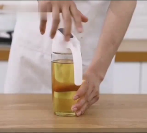 Automatic Oil Dispenser Kitchen Glass Bottle Cooking Seasoning Bottle Dispenser Bottles cooking Oil Vinegar Tools Botol Minyak Masak 自动开合油壶
