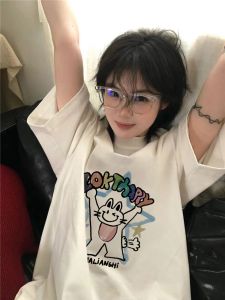 T-Shirt Wanita Putih Lengan Pendek - Motif Kucing Kartun & Huruf Kreatif Katun Tipis Bernapas Premium Tren 2025 Desain Vintage Amerika Oversize Slim Fit Baju Ukuran Besar Gaya Manis Elegan Kerah Bulat Nyaman untuk Santai Desain Eksklusif Gratis Ongkir