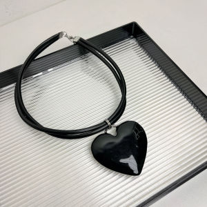 Retro Red Large Heart Rope Necklace Womens Luxury Minimalist Lockbone Chain Sweet Cool Versatile Choker Necklace