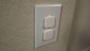 ปิดรูปลั๊กไฟ ที่ป้องกันเด็ก บริการป้องกันไฟช็อต วัสดุ ABS แบบมีหูจับ