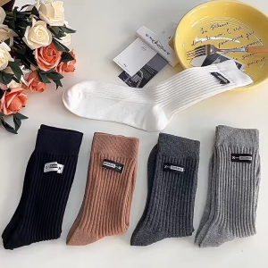 CEEKEY ถุงเท้า ถุงเท้ากลางฤดูใบไม้ร่วงและฤดูหนาวสำหรับสุภาพสตรี ถุงเท้ายาวโลโก้ผ้า ถุงเท้ากองบุคลิกภาพ ถุงเท้าผ้าฝ้าย