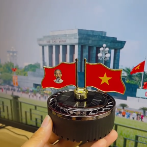 Máy khuếch tán tinh dầu nước hoa xe ô tô cờ Tổ Quốc xoay in hình Bác chạy năng lượng mặt trời