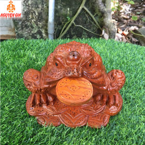 Cóc thiềm thừ ngậm tiền vàng bằng gỗ hương liền khối kích thước 19x17 cm trạm khắc tinh xảo sắc nét giúp chiêu tài chiêu lộc mang lại tài khí cho gia chủ