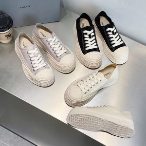 รองเท้าผ้าใบผู้หญิง 2024 รองเท้าลำลองสไตล์ใหม่ INS ทรงแบนพื้นหนา หัวรองเท้าใหญ่ รองเท้าทรงสี่เหลี่ยมจัตุรัส พื้นยาง ฤดูร้อน