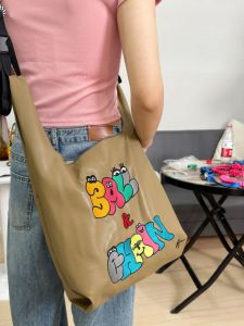 กระเป๋าถือหนัง PU ลายปักสไตล์ลำลองสำหรับผู้หญิง กระเป๋าถือแบบสะพายไหล่ข้างเดียว ขนาดกลาง วัสดุ PU กระเป๋าถือสุดเท่