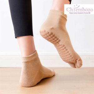 Chiembozo ถุงเท้าโยคะ พิลาทิส แบบเข้าร่องนิ้ว ปูมันปุ่มกันลื่น ช่วยเล่นท่าต่างๆ ได้อย่างมั่นใจ ถุงเท้ากันลื่น ระบายอากาศได้ดี