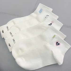 CEEKEY ถุงเท้าผู้หญิงฤดูใบไม้ผลิฤดูร้อนสีขาวเย็บปักถักร้อยใบหน้ายิ้มถุงเท้าผ้าฝ้าย ถุงเท้าสตรีเรือ เทรนด์สั้นถุงเท้าผู้หญิงดูดเหงื่อ ถุงเท้าผู้หญิงฤดูร้อน