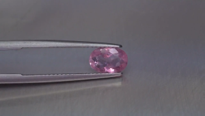 พลอยทัวร์มาลีนธรรมชาติ 100% ที่ไม่ผ่านความร้อน 1.05 กะรัต Topclass จากโมซัมบิก