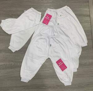 Combo 5 quần dài màu trắng bé trai bé gái sơ sinh chất vải Cotton 100% Bossini ống bo chun mềm mại cho trẻ em - quần dài chục cho bé sơ sinh 3-18kg
