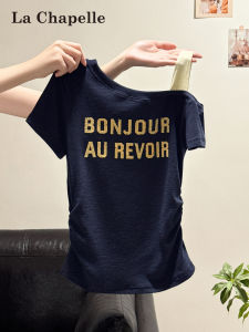 La Chapelle | Letter Print Asymmetric Shoulder Lightweight Pleated Waist Short Sleeve T-Shirt