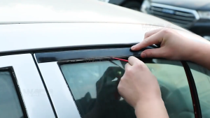 คิ้วโครเมียมรถยนต์ กว้าง 6-10MM ยาว 3M สีดำ สีเงิน ติดยาง ขอบกระจก กันกระแทกกันชน