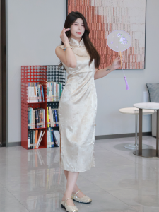 ชุดเดรสสีแชมเปญสไตล์จีนใหม่ ชุดเดรสยาวปานกลาง แขนสั้น ชุดเดรสผู้หญิง ชุดกี่เพ้า ชุดราตรี ชุดเดรสทำงาน ชุดเดรสทำงาน