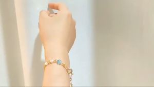 【ส่งจากกรุงเทพ】สร้อยข้อมือ กำไลข้อมือ จี้ดาวและดวงจันทร์ประดับเพชรเครื่องประดับ แฟชั่น สไตล์เกาหลี