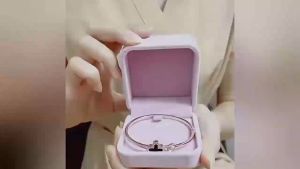 Yoohui SL003 Perak Titanium Energi Magnetik Hati Love Cinta Gaya Untuk Wanita Bangle Gelang Titanium Wanita Clover Titanium Fashion Korea Gelang Model Daun Semanggi 4 Kelopak Gaya Korea untuk Wanita GELANG TANGAN OPEN CUFF MOTIF BUNGA CLOVER DAN DIAMOND