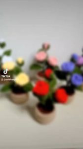 Chậu hoa hồng mini bằng len làm quà tặng quà lưu niệm decor bàn làm việc bàn học