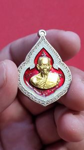 หลวงพ่อคูณ วัดบ้านไร่ รุ่น "คูณเศรษฐี ๙๑" เลข 118 เนื้ออัลปาก้าหน้ากากทองระฆังลงยาสีแดง สร้างเพียง 780 องค์ ปี2557 พระเครื่อง แท้ ยอดนิยม น่าเก็บ สะสม เครื่องราง สวย Amulet