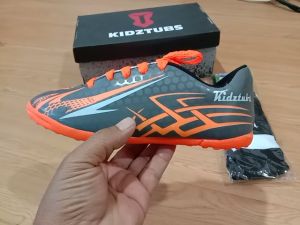 KIDZTUBS Sepatu Futsal Anak Paket Komplit Sepatu Futsal Tas Skin Deker Kaos Kaki Usia 6-10 Tahun Size 28 29 30 31 32 33 34 35 36 37 KDZ1715011525