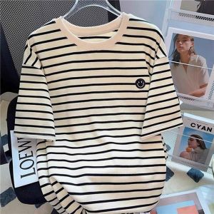 เสื้อยืดแขนสั้นผู้หญิงฤดูร้อนทรงหลวมพิมพ์ลายทางดีไซน์เย็บปักลายหัวใจ เสื้อผ้าทำงานทรงหลวมสวมใส่สบาย