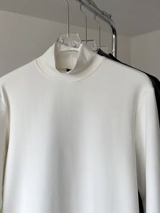 FARUILINE STORE เสื้อยืดแขนยาวผู้ชาย คอสูงกลาง ชั้นฐาน เดร่ง สีธรรมดา อุ่น สไตล์เกาหลี