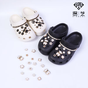 รองเท้า Crocs Jibbilz 18ชิ้น/เซ็ตสวยงามพร้อมหัวเข็มขัดแบบทำมือรูปหมีคาเมลเลียถอดโซ่แบบหนังของตกแต่งสำหรับ Crocs