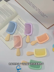 Sikat Rambut Aiskrim🍦COMB Ice cream-shaped plastic | 迷你冰淇淋造型便携塑料梳 适合长直发