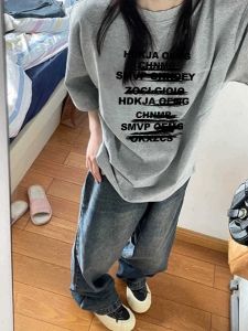 ความยาวปานกลางผ้าฝ้ายเสื้อยืดผู้หญิงหลวม Fit พิมพ์ตัวอักษรสไตล์อเมริกัน Streetwear แขนสั้น Crewneck TOP สําหรับคู่