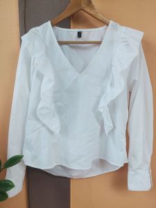 เสื้อเชิ้ตแขนยาวคอวี มีระบาย เนื้อผ้าดี อกวัดหน้าผ้าได้ถึง 40 นิ้ว ความยาว 21.5 นิ้วถึง 24.5 นิ้วเป็นแบบหน้าสั้นหลังยาว เนื้อผ้าไม่ยืดไม่มัน