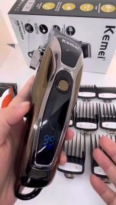 Kemei Alat Cukur Rambut Elektrik Hair Clipper Trimmer LCD 2000mAh / Alat Pangkas Mesin Potong Cukur Rambut Elekrik / Mesin Pencukur Rambut Profesional / Alat Cukur Rambut Elektrik Untuk Pria / Alat Pemangkas Tukang Cukur Rambut Nirkabel Tanpa Kabel