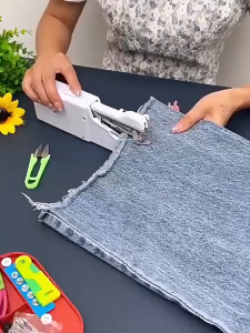 Beginner Sewing Machine Household Small Hand-held Electric Sewing Machine Multifunctional Portable DIY Clothes Tailor Tool