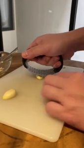 ( BISA COD ) PROMO ALAT PENGHACUR BAWANG STAINLESS STEEL / ALAT PENGHALUS BAWANG GENGGAM / ALAT PENGHACUR BAWANG