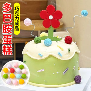 ช็อคโกแลตเค้กตกแต่งดอกไม้สีแดงขนาดเล็ก ตกแต่งด้วยลูกบอลขน โมเดลการอบอบ เค้ก วันเกิด ขนมปัง วันเกิด