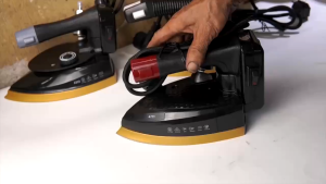 bàn là  bàn ủi hơi nước công nghiệp dùng củ bơm MN777  MN787 công suất 1350W ( tặng tất là CHỐNG BÓNG VẢI )