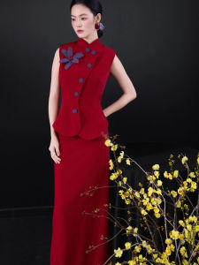 ชุดกี่เพ้าจีนฤดูร้อนสำหรับเจ้าสาว ชุดกี่เพ้าสีแดงสองชิ้น ชุดราตรีแขนกุด ชุดกี่เพ้ายาวปานกลาง คอตรง วัสดุโพลีเอสเตอร์