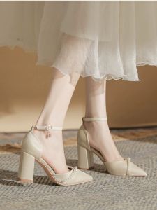 เรียบหรู รองเท้าส้นสูงชี้นิ้วเท้าเกือบรองเท้าแตะส้นสําหรับผู้หญิงใหม่ปี 2023 สายคล้อง รองเท้าเพื่อนเจ้าสาวกลวงกลาง Superfine Fiber ซับใน