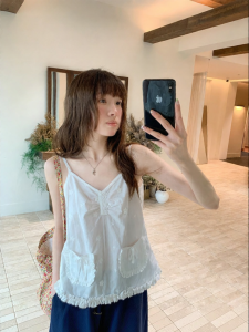 NIHAOKANONG | Áo Thun Dây Floral Thêu Charming V-Neck Trắng