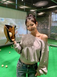 เสื้อฮู้ดสีเทาสไตล์อเมริกันสำหรับผู้หญิง ทรงหลวม แขนยาว ปกติ คอกลม ลายตัวอักษร แฟชั่นสตรีท ฤดูใบไม้ผลิและฤดูใบไม้ร่วง