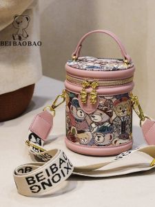 กระเป๋าผ้าใบทรงถังปักลายหมีสุดเก๋จาก North Bags กระเป๋าสะพายข้างผู้หญิงสไตล์เกาหลี กระเป๋าทรงถังทรงกลม กระเป๋าสะพายข้างแบบลำลอง