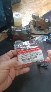 ชุดอุปกรณ์ตั้งไฟหน้า คลิก110คาบูร์ / ชุดน็อตอุปกรณ์ตั้งไฟหน้า CLICK 110 2006-07 (12ชิ้น) น๊อตตั้งโคมไฟหน้า คลิกเพลย์ เกรดศูนย์