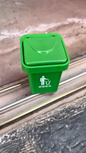 Thùng rác treo tường kèm gạt tàn