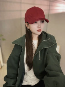 หมวกเบสบอลแบบสวมสำหรับผู้หญิง ฤดูใบไม้ผลิและฤดูใบไม้ร่วง ขนาดใหญ่กว่าปกติ ขอบหมวกกว้าง ลายตัวอักษรข้าง ทรงสปอร์ต ทรงพอดีตัว