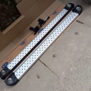 Bậc Lên Xuống Toyota Innova 2006 2007 2008 2009 2010 2011 2012 2013 .Loại chấm bi