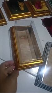 kotak uang mahar tempat uang serahan pernikahan warna gold putih dan silver ukuran 17 x 8 tinggi mika 6 bahan frame piber mika 0.25 tatakan triplek sangat cocok buat acara lamaran peenikahan elegan simpel epektip dan efisien. mudah di dekor