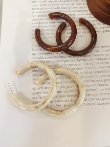 Brown Acrylic C-Shape Earrings Womens Vintage Silver Needle High-End Feelings Jodie Style Fashion Jewelry Ear Cuffs