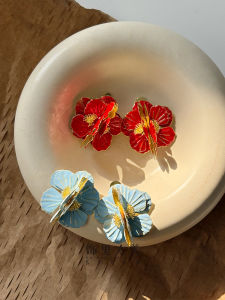 French Vintage Red Flower Clip-On Earrings for Women No Piercing Required Mosquito Coil Tray Elegant Versatile Fashion Jewelry