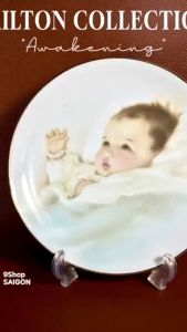 [Hàng Hiệu USA] HAMILTON COLLECTION -  Awakening- 01 Chiếc Đĩa Trang Trí Bé Thức Giấc 20cm
