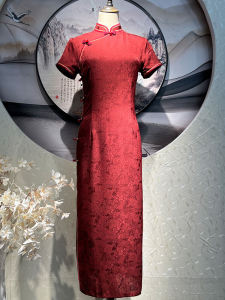 ชุดกี่เพ้าสีแดงสไตล์จีนใหม่ ฤดูร้อน 2025 ชุดเดรสผู้หญิงคอวีแขนสั้นทรงเอเอวสูงผ้าคอตตอนระบายอากาศได้ดี